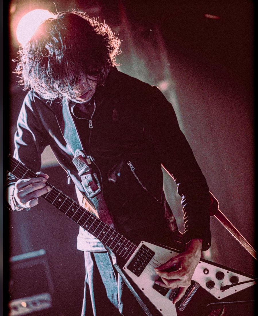 Yoshimitsu4432 playing guitar on stage